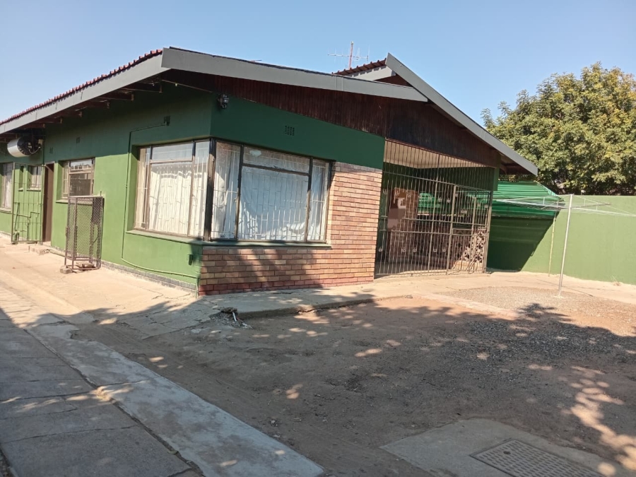 To Let 3 Bedroom Property for Rent in Oos Einde North West
